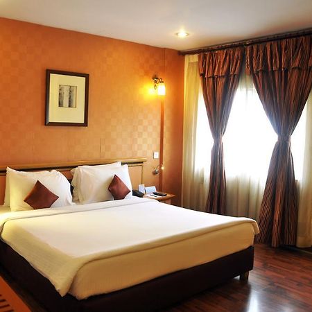 Indismart Hotel Calcutta Exterior foto