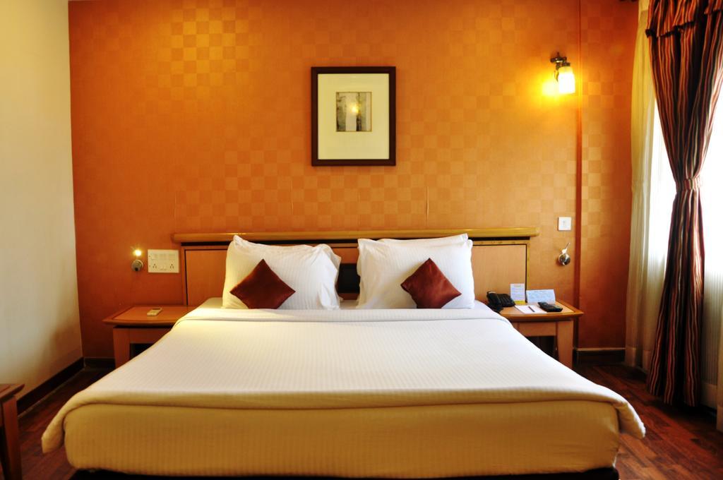 Indismart Hotel Calcutta Exterior foto