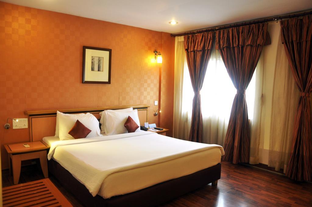 Indismart Hotel Calcutta Exterior foto