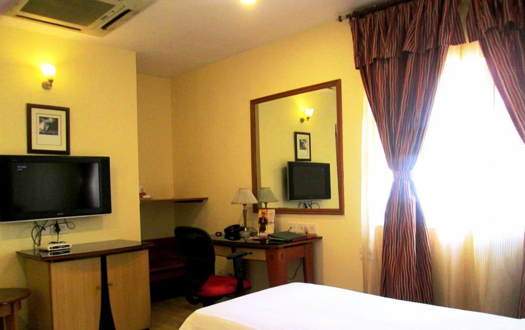 Indismart Hotel Calcutta Exterior foto
