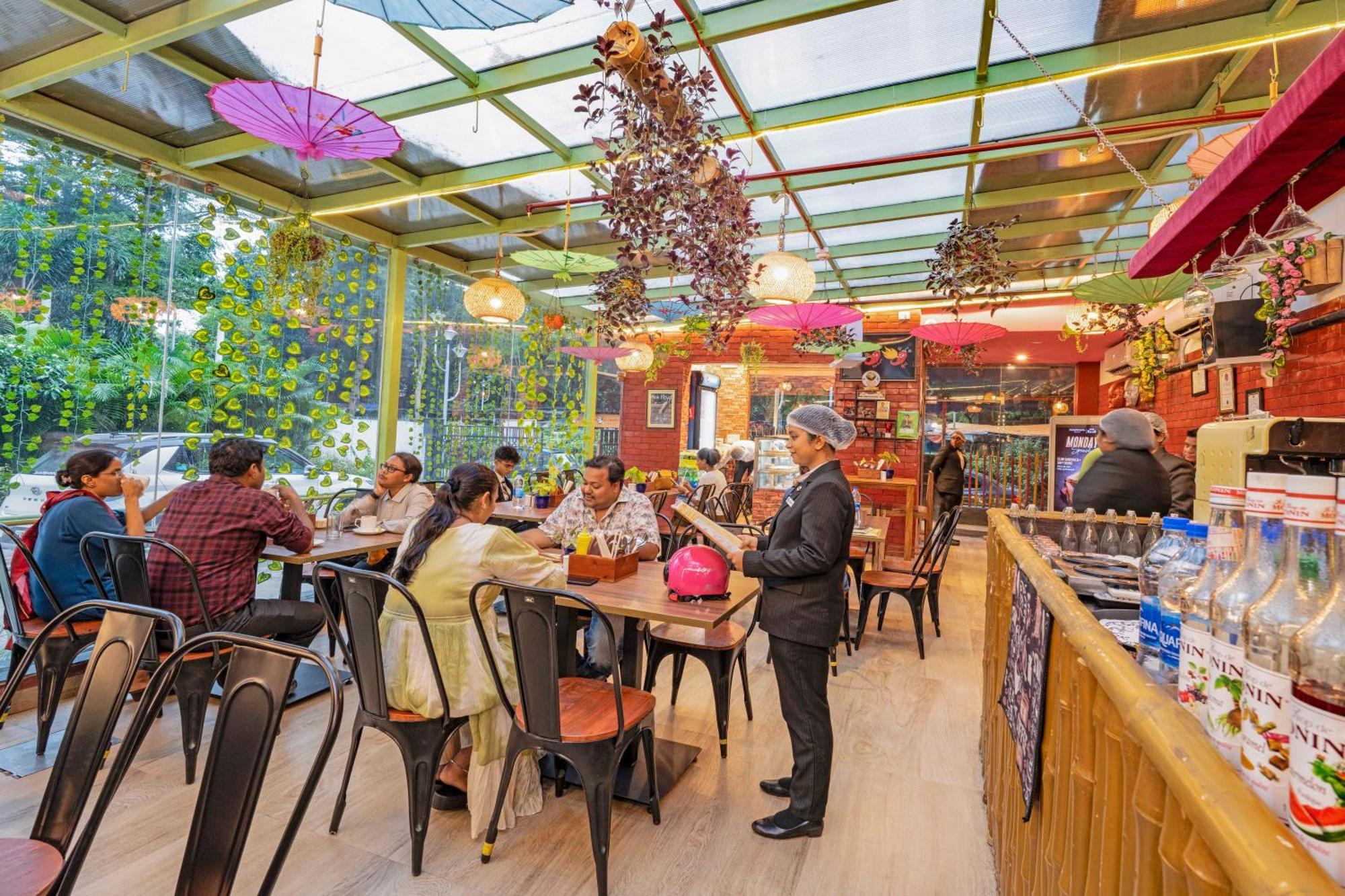 Indismart Hotel Calcutta Exterior foto