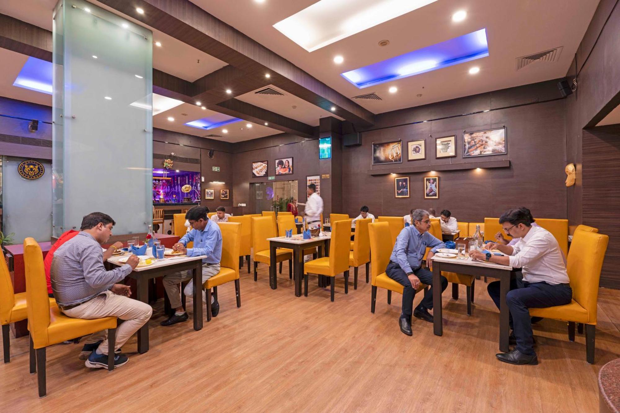Indismart Hotel Calcutta Exterior foto