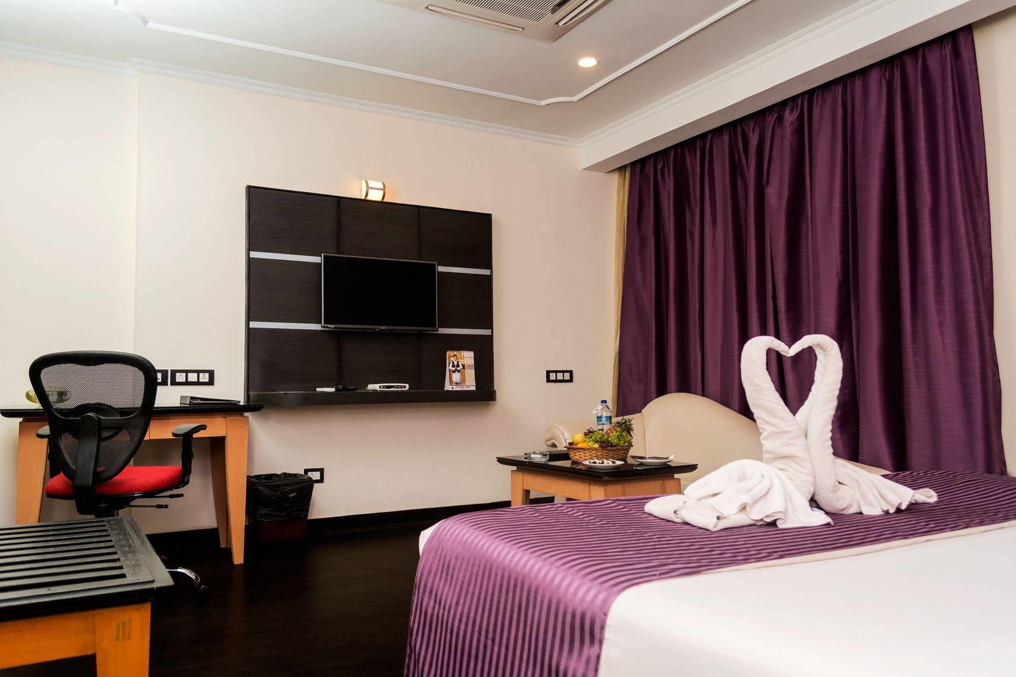 Indismart Hotel Calcutta Exterior foto